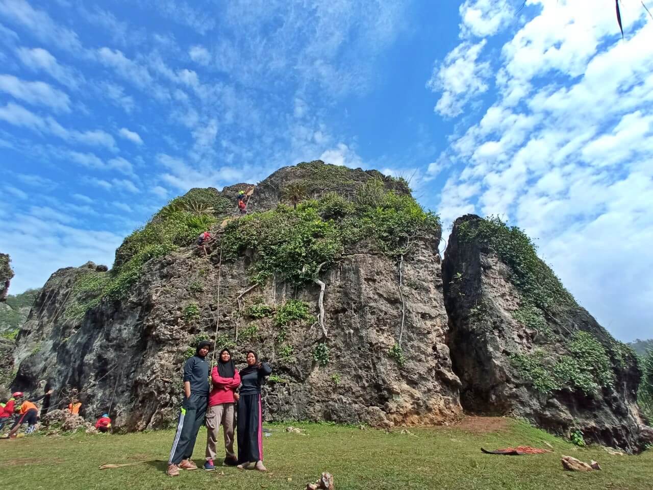 Serunya Rock Climbing Di Tebing Pantai Siung Telusuri