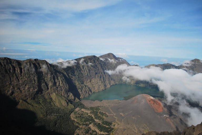 Puncak Gunung  Tertinggi  di  Indonesia  atau disebut juga 