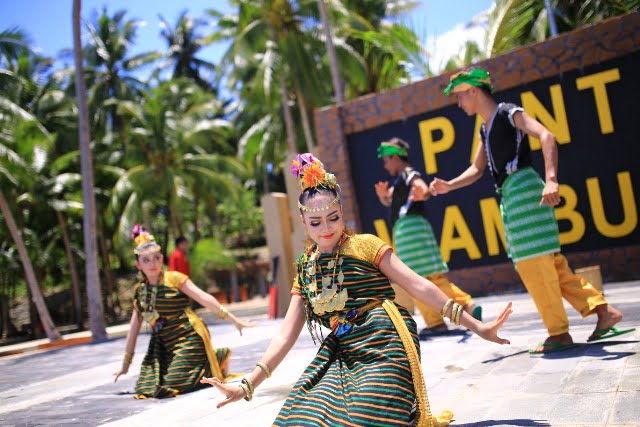 Merekam Tari  Hesurabi di Pantai Wambuliga Wakatobi