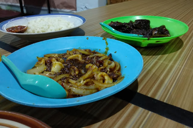Sensasi Makan "Seafood" di Warung Lesehan Pak Ndo Semarang