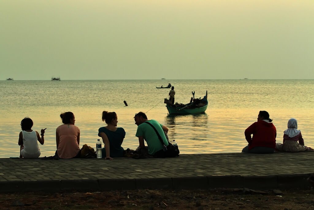 Wisatawan mancanegara menikmati matahari terbenam di Pantai Kartini, Jepara, Jawa Tengah / hari ibu