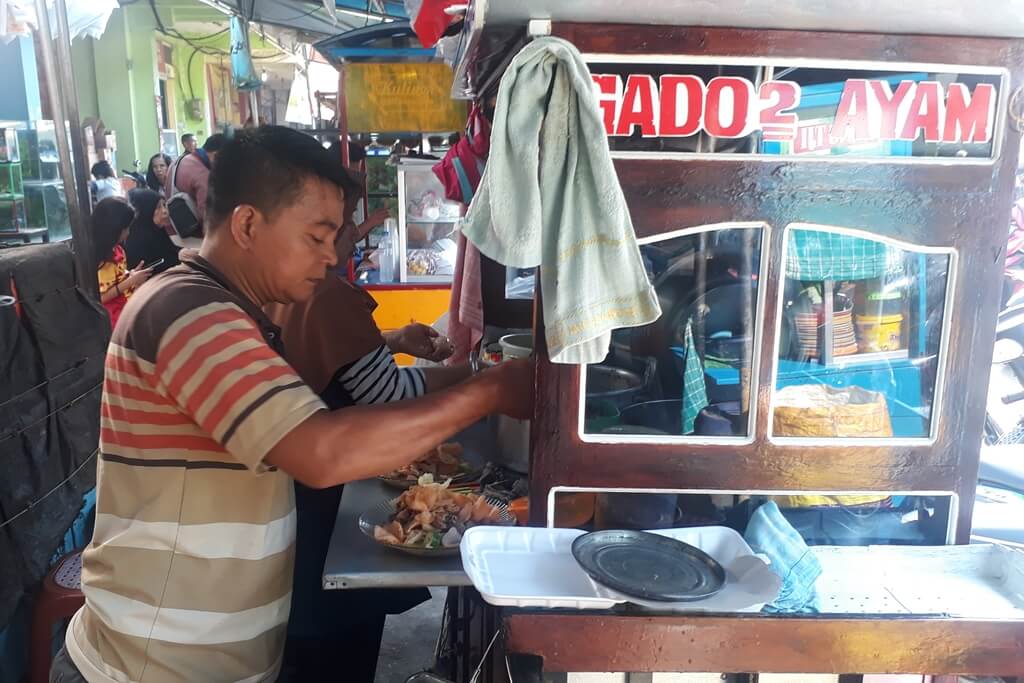 Gerobak "Gado-gado Ayam Spesial Khas Cirebon Kanoman" /  pasar tradisional