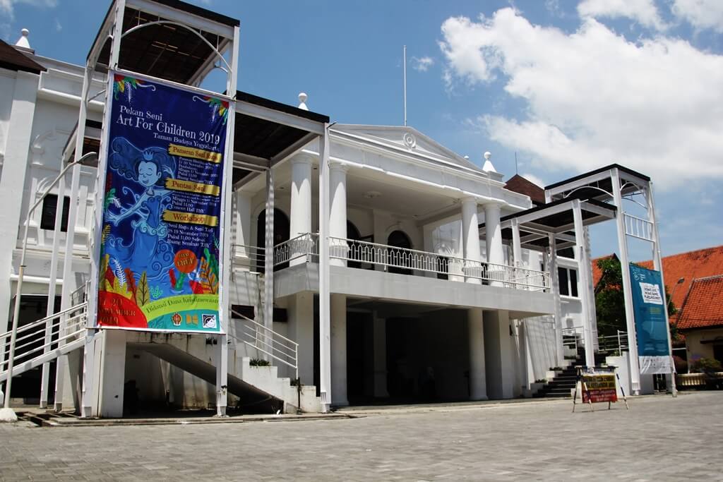 Concert Hall Taman Budaya Yogyakarta (TBY) dengan poster Pekan Seni Art For Children 2019