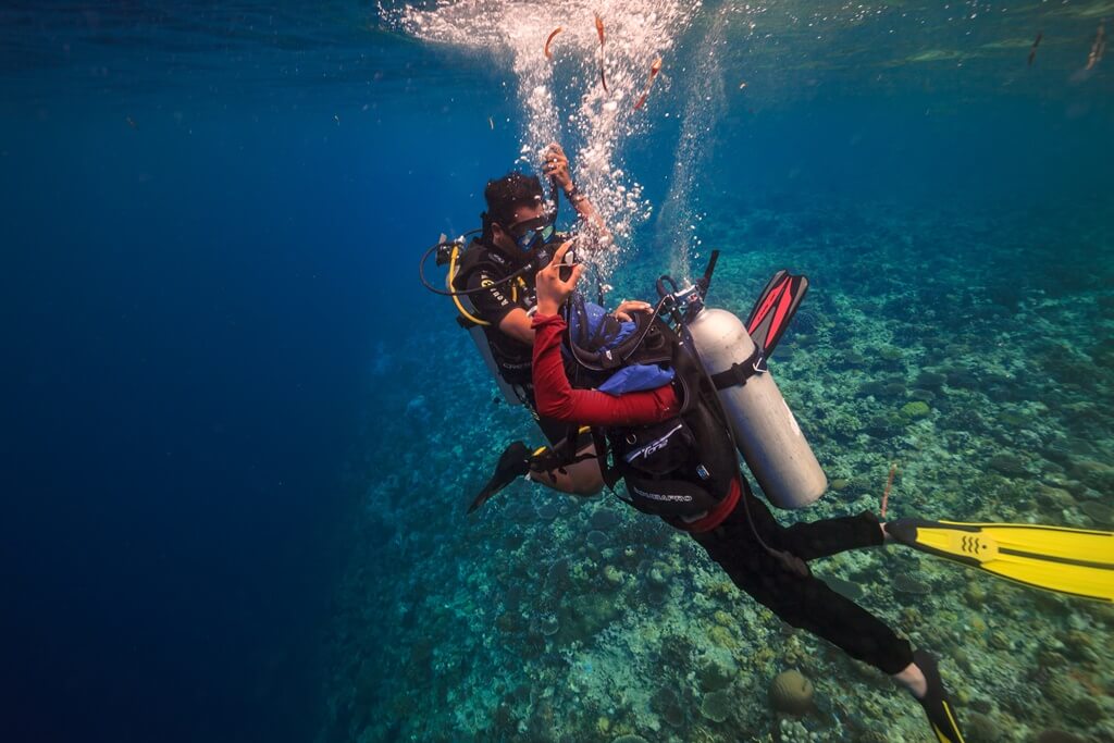 Discover Scuba Diving di depan Pantai Yoro, pulau Binongko