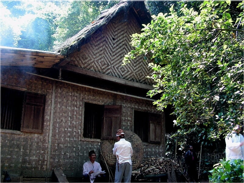 Melongok Rumah Adat di Kampung Cikondang