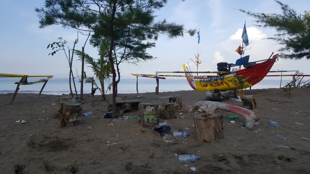Sampah yang menghiasi pesisir pantai di Padang