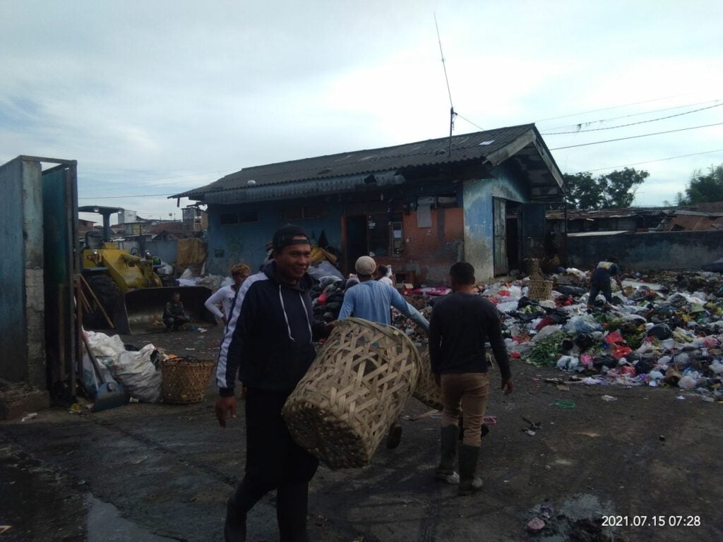 Mereka yang mengelola sampah di TPAS Ciroyom