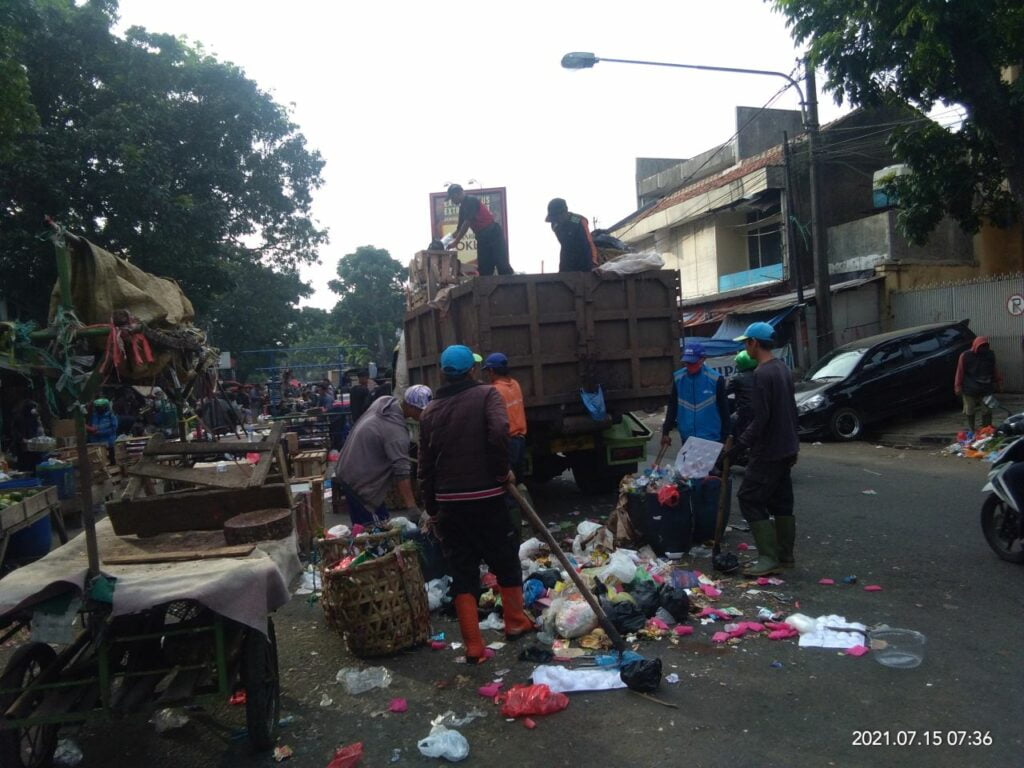 Para petugas pengangkut sampah bekerja mengangkut sampah