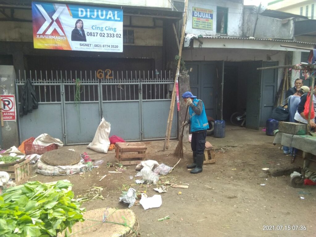 Seorang penyapu jalanan di Jalan Rajawali sedang menyapu