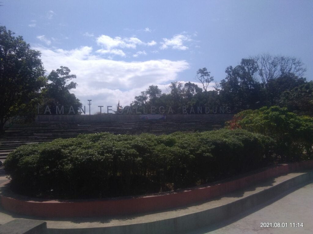 Gerbang Utama Taman Tegallega