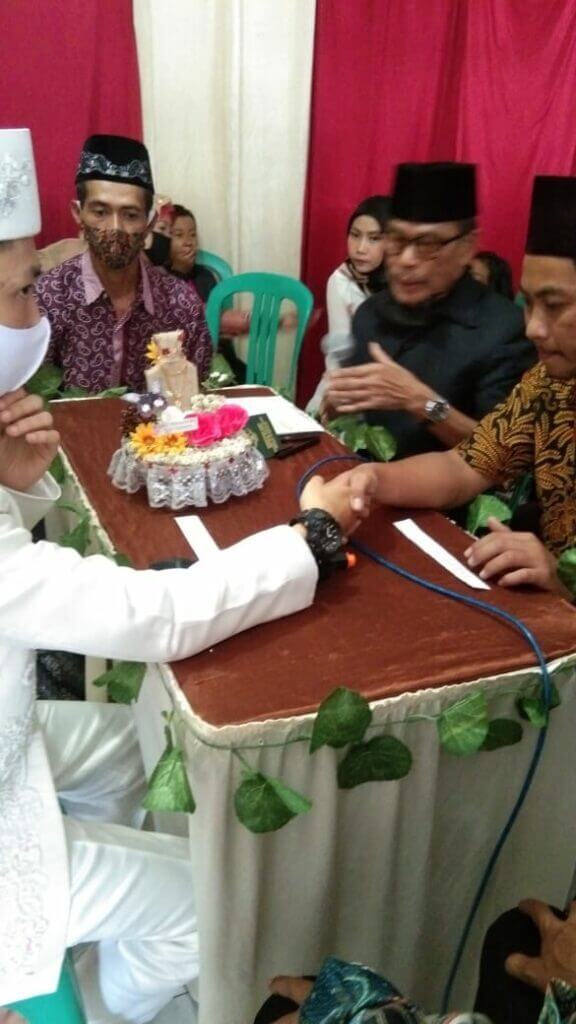 Seorang pria sedang melaksanakan ijab qabul