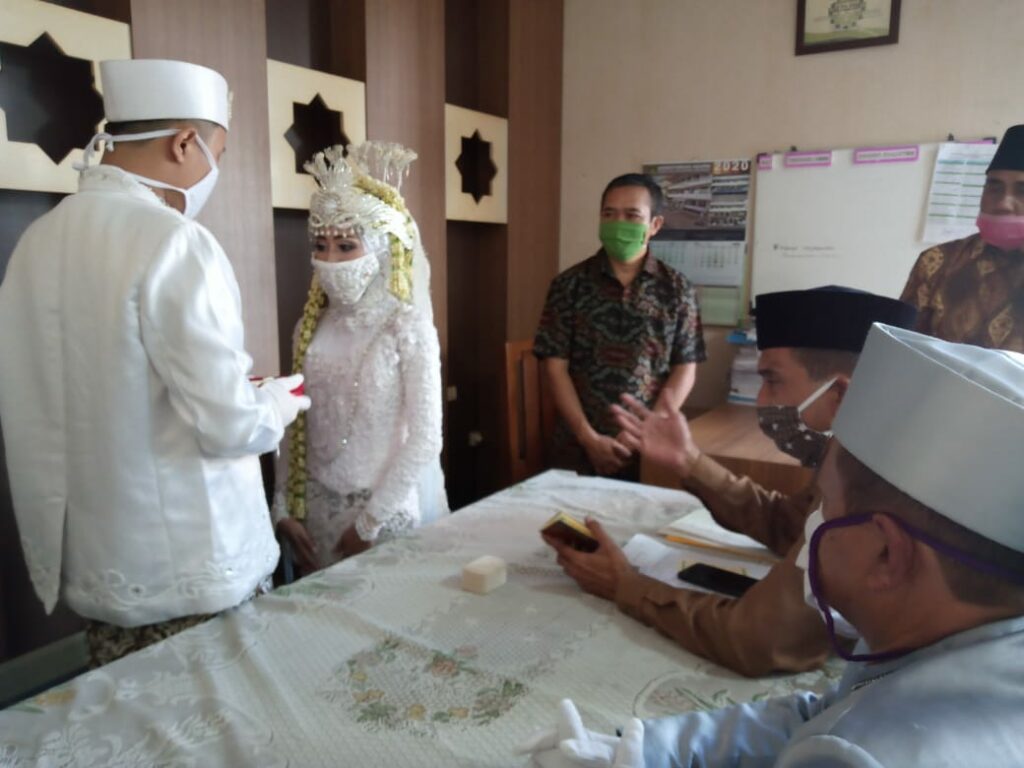 Seorang suami menyerahkan mas kawin kepada isterinya