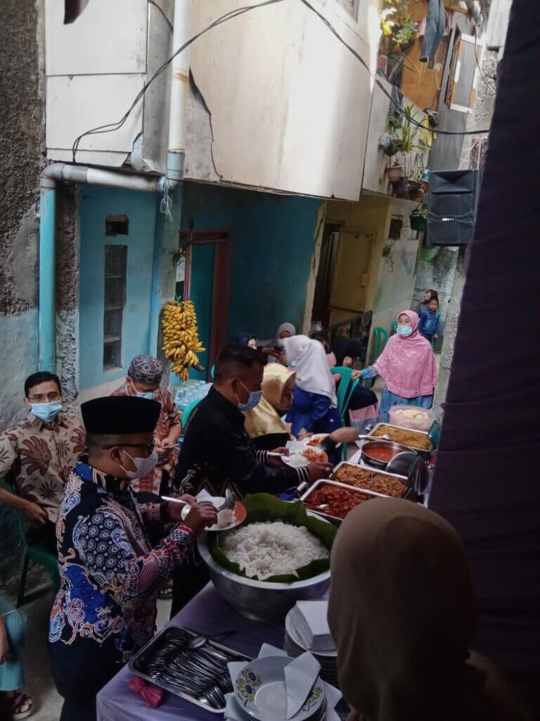 Tamu undangan yang hadir di resepsi yang digelar di rumah