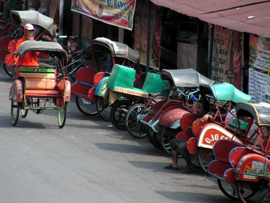 Becak di depan Pasar Klewer, Solo