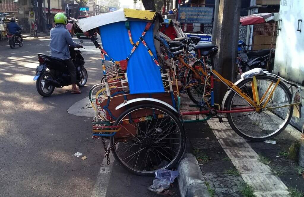 Becak terparkir di Jalan Rajawali, Bandung