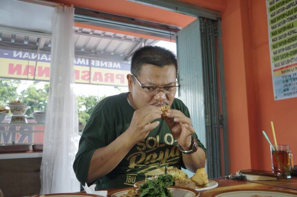 Menikmati lezatnya menu di sebuah Rumah Makan Padang. [Foto Badiatul M. Asti]