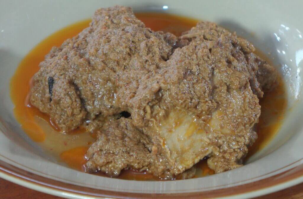 Rendang, menu yang selalu ada di Rumah Makan Padang. Dinobatkan sebagai makanan terlezat versi CNN. [Foto Badiatul M. Asti]
