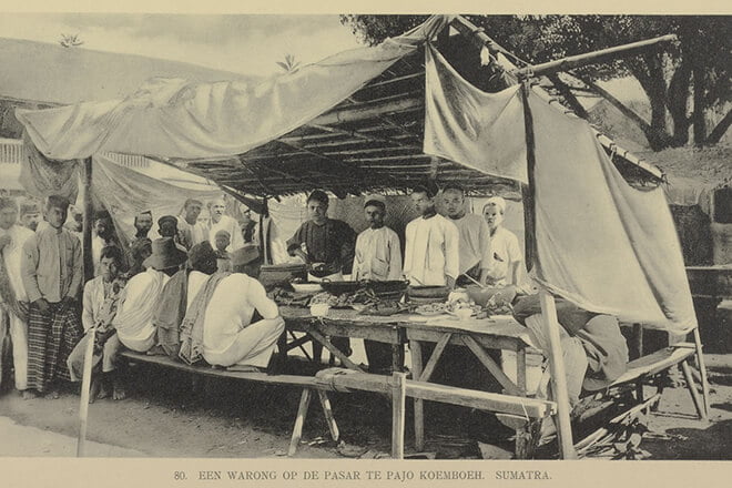 Sebuah lapak nasi di Pasar Payakumbuh Sumatera, sekitar tahun 1911, boleh jadi merupakan cikal bakal rumah makan Padang sekarang via media-kitlv.nl