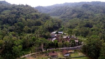 Menyusuri Alam dan Budaya Desa Wisata Tinalah