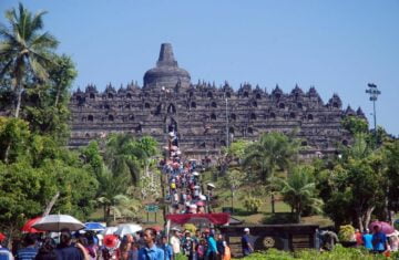 Membedah Borobudur: Mengapa Kelebihan Pengunjung Menjadi Bumerang