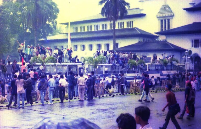 Menyambangi Gedung Sate Menjelang Momen Puncak Reformasi 1998 - TelusuRI