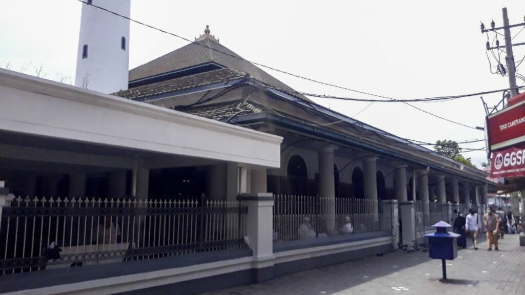 Bangunan Masjid Ampel Dari Sisi Selatan (Zahir)