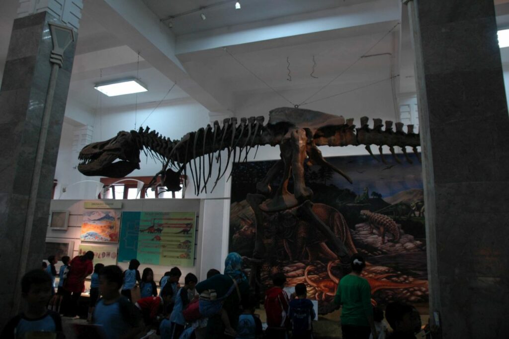 Meskipun replika, fosil t-rex ini tetap digemari pengunjung (TEMPO_Prima Mulia)