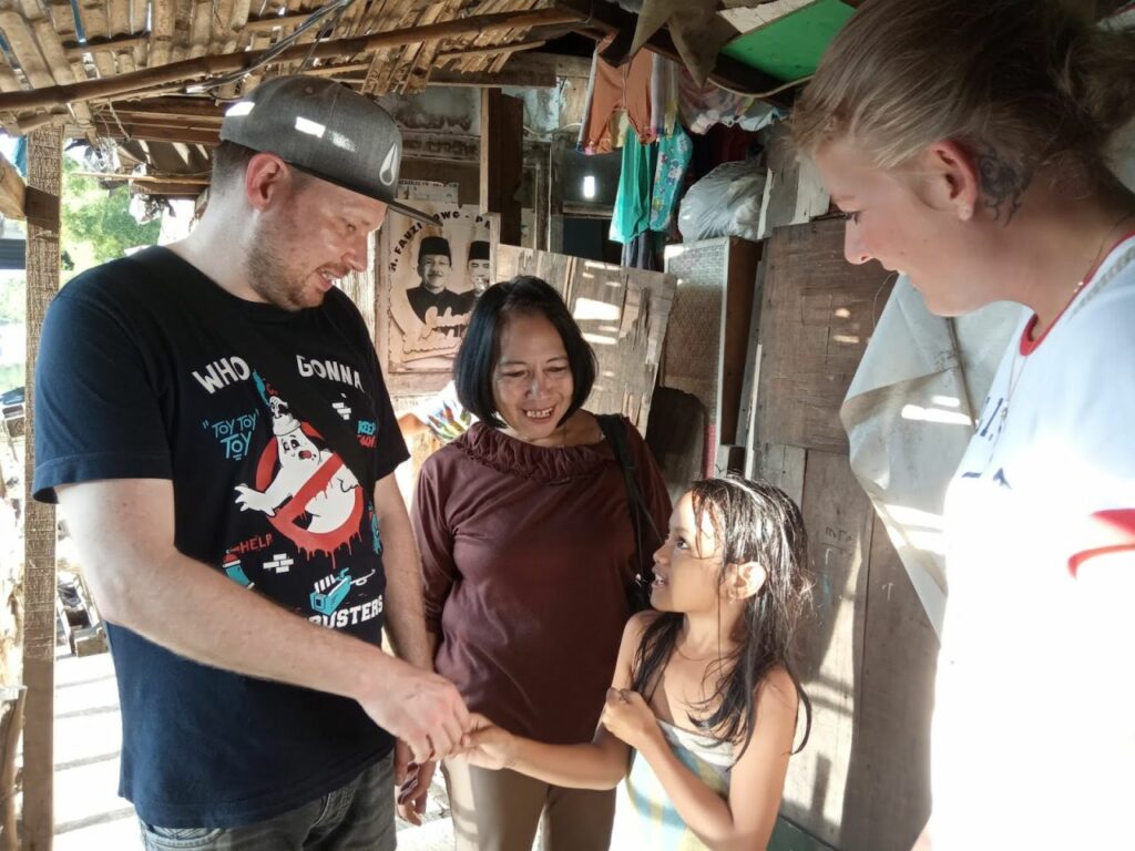Suasana temu sapa penduduk lokal dengan pengunjung (Jakarta Hidden Tour)