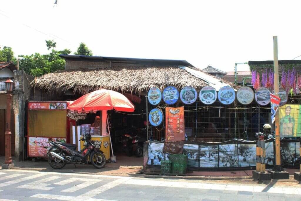 Pusat kuliner Menara Kudus Waroeng Kita yang menyediakan menu nasi jangkrik. [Badiatul Muchlisin Asti]