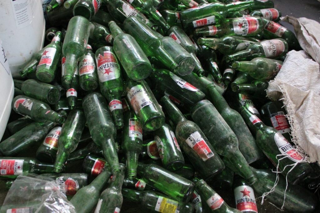 Salah satu sampah paling umum di Lembongan adalah botol bir (M. Irsyad Saputra)