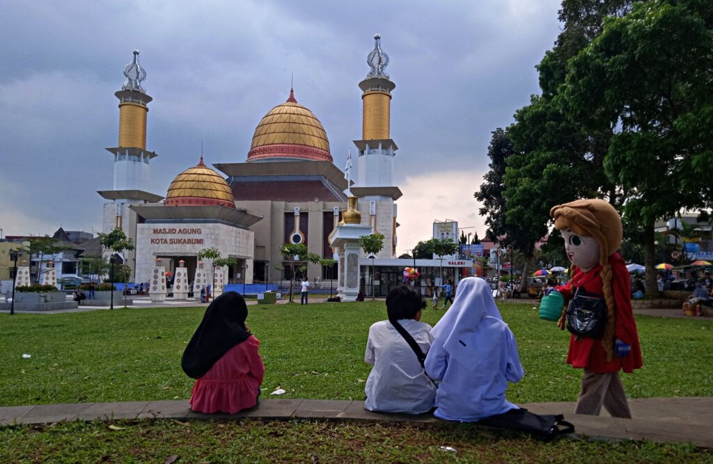 Badut di depan Masjid