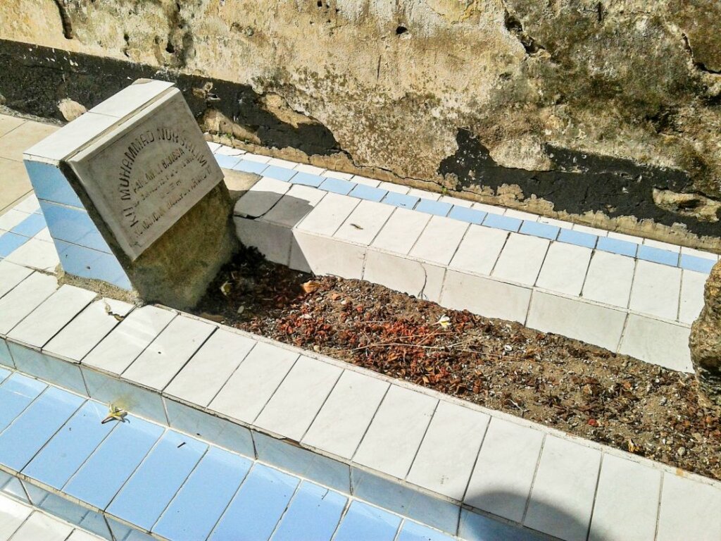 Makam K.H. Muhammad Nursalim yang terletak tepat di dalam reruntuhan kediaman komandan Benteng Pendem Ngawi