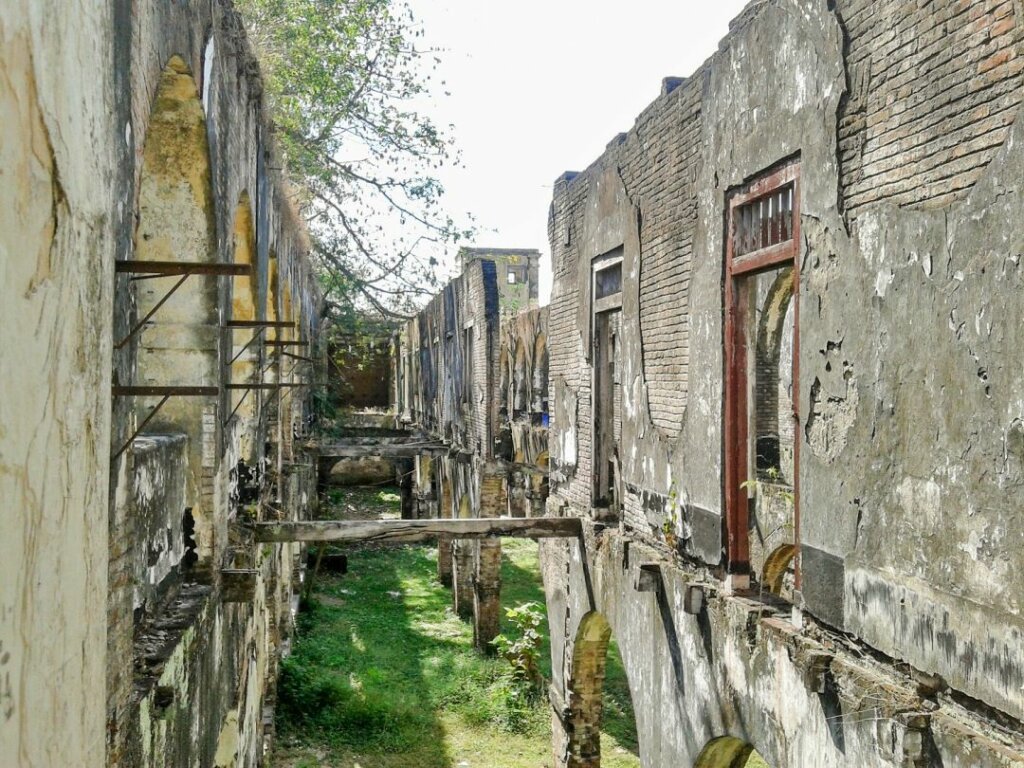 Reruntuhan barak militer lantai dua, yang terletak di sisi utara puing-puing kediaman komandan