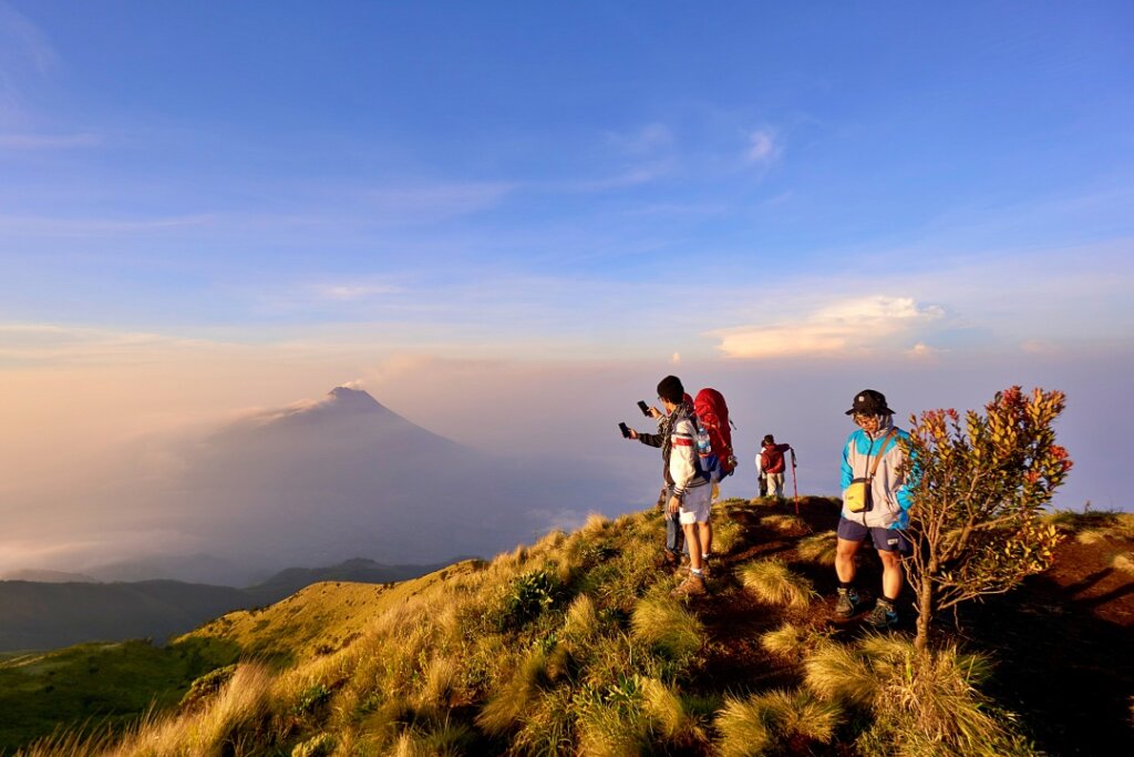 Beberapa pendaki mengabadikan Gunung Merapi dalam perjalanan mereka ke puncak Merbabu