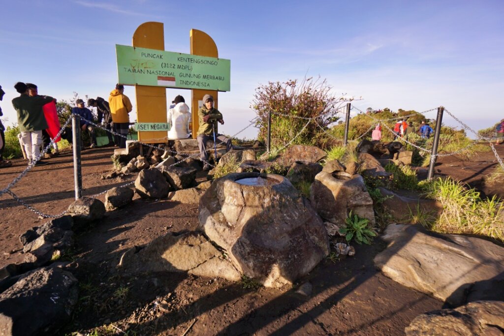 Situs bersejarah di puncak Kenteng Songo, Gunung Merbabu. Adapun puncak triangulasi berada di bukit seberang dari tempat ini