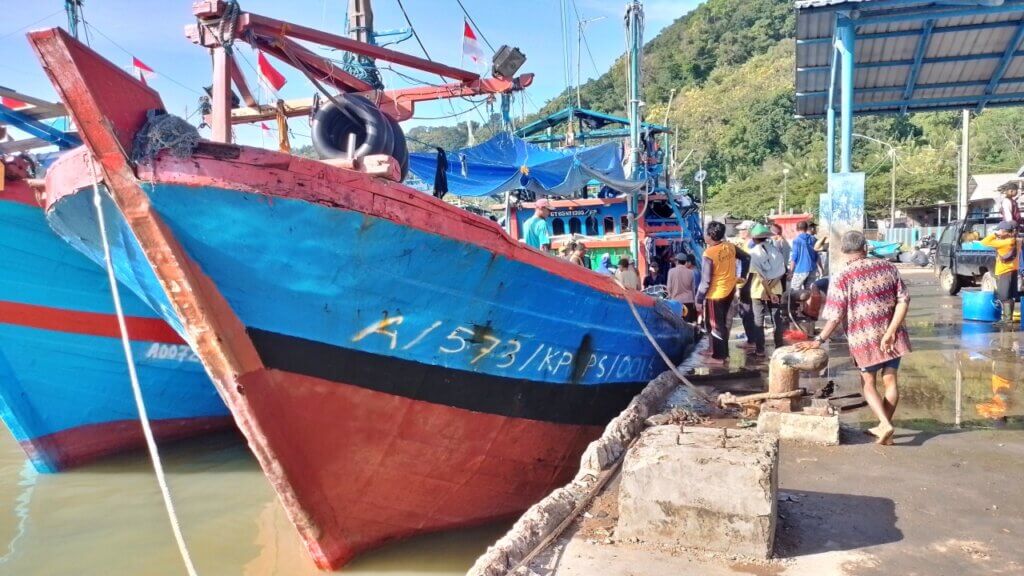 Kapal "Bintang Mas Perintis" berbobot 65 GT, menunggu panggilan bongkar muat dan penimbangan ikan di dermaga Pelabuhan Tamperan, Pacitan