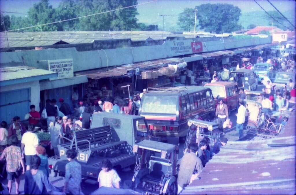 Pasar Inpres Sriwijaya kala itu, yang dibangun sebagai pendamping Pasar Antri Cimahi