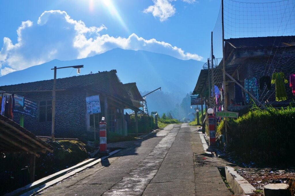 Gunung Merbabu terlihat dari Dusun Suwanting jika cuaca cerah