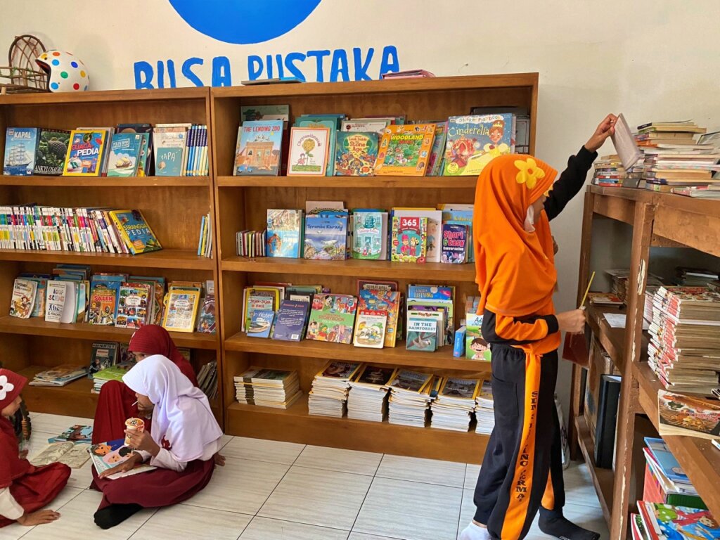 Kegiatan anak-anak SD saat jeda sekolah mampir baca buku di Busa Pustaka via Twitter