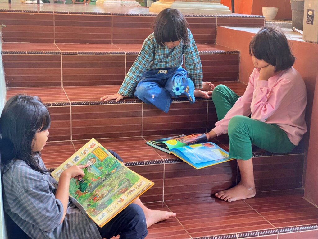 Anak-anak tetangga sekitar membaca buku di teras Busa Pustaka milik Adi Sarwono via Twitter