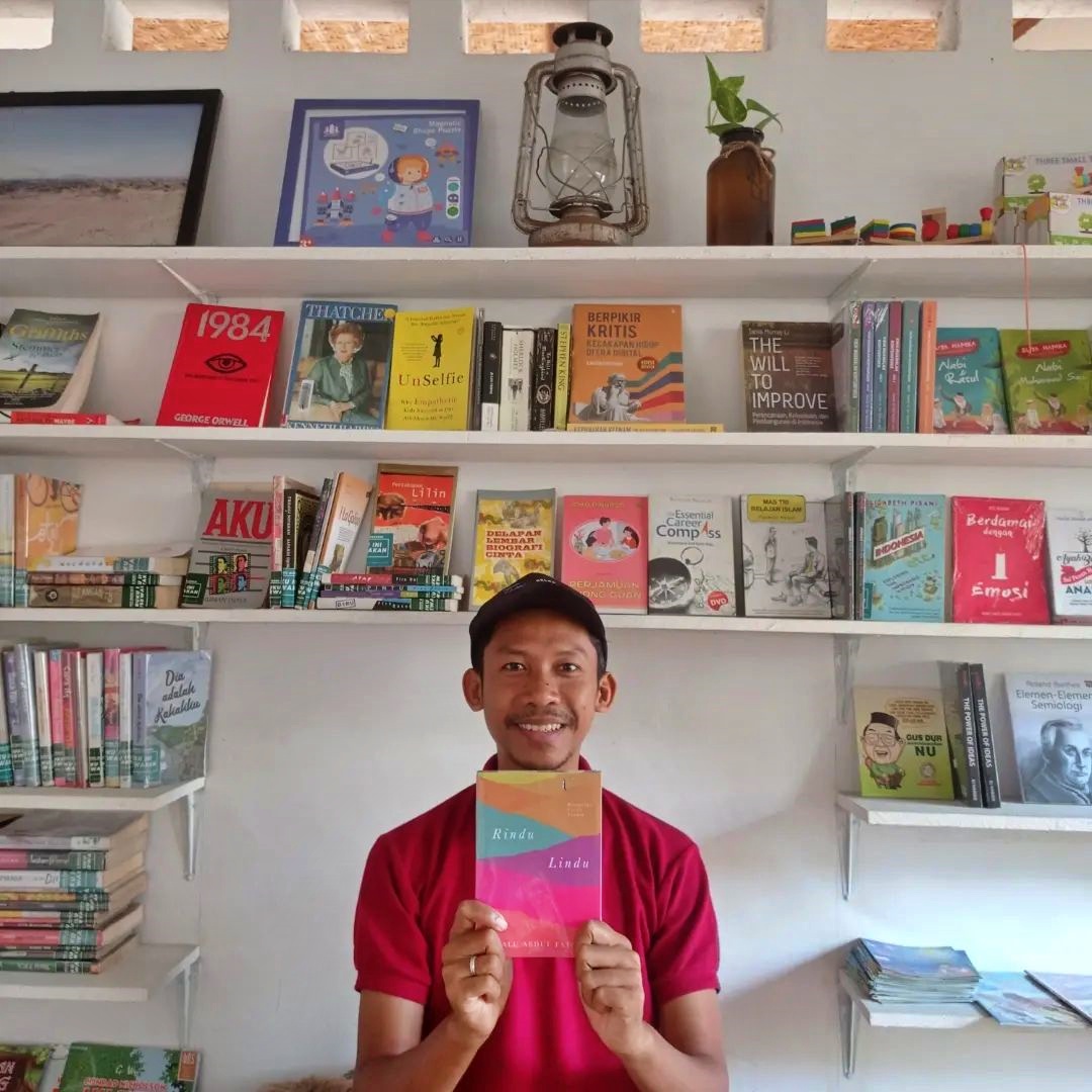 Lalu Abdul Fatah dan bukunya "Rindu Lindu" di toko buku Alegria Lombok