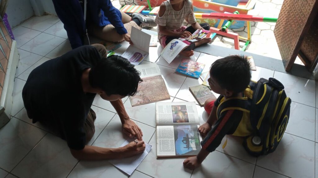 Memberdayakan Perpustakaan Desa di Kelurahan Selang Kebumen