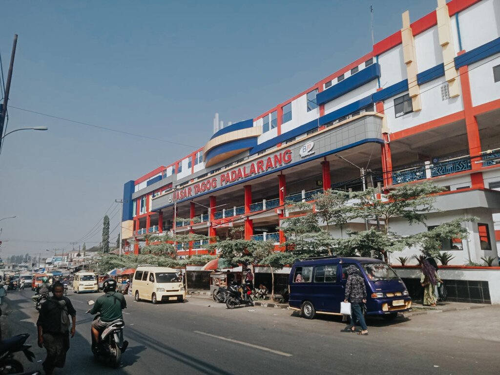 Pasar Tagog Padalarang tak jauh dari stasiun KCIC/Djoko Subinarto