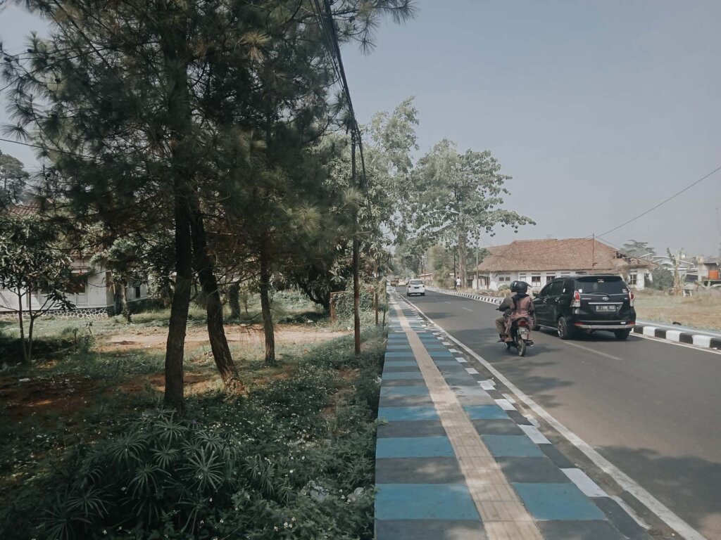 Jalan Gedong Lima Padalarang diperbaiki dengan trotoar yang nyaman/Djoko Subinarto