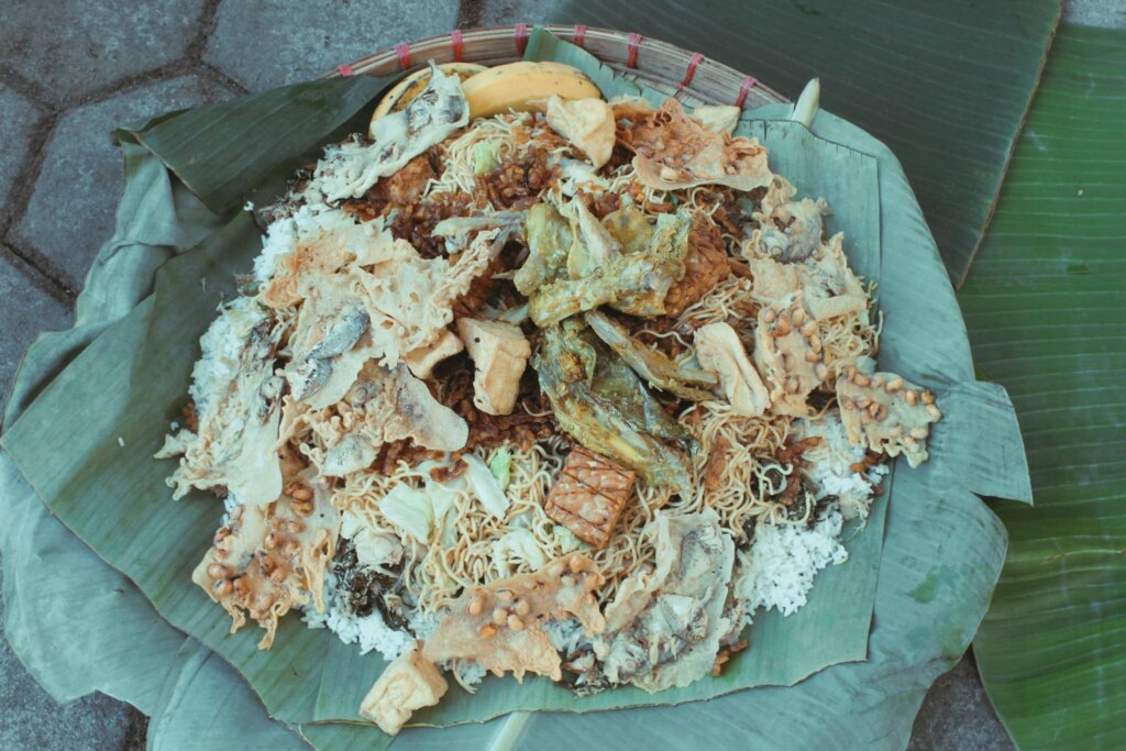 Ambengan yang berisi nasi dan lauk pauk dalam tampah yang menyertai setiap prosesi sedekah bumi di Desa Sugihmanik