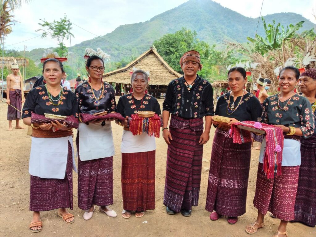 Mengenal Aksesoris Perempuan Lewolema dalam Balutan Pakaian Tradisional Lamaholot