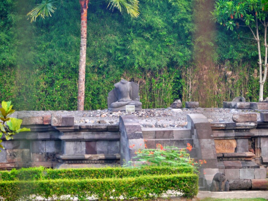 Telusur Candi-Candi Buddha di sekitar Borobudur