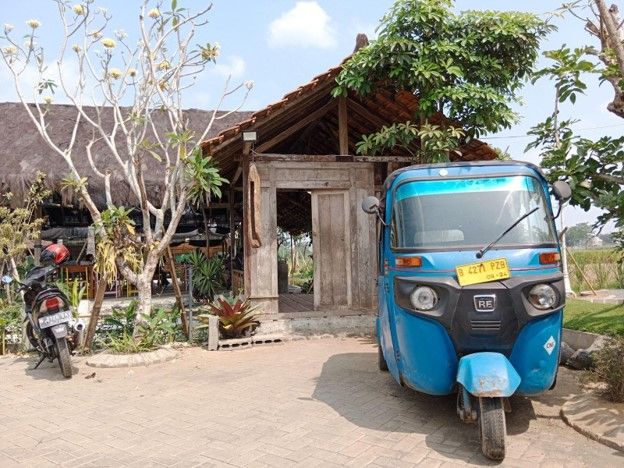 Resto Sambat Luwe, Nikmatnya Bersantap di Tepi Sawah