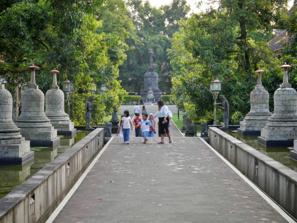 Telusur Candi-Candi Buddha di sekitar Borobudur