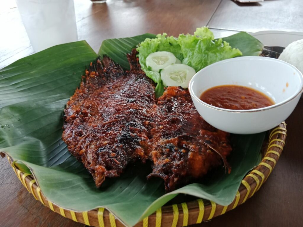 Resto Sambat Luwe, Nikmatnya Bersantap di Tepi Sawah